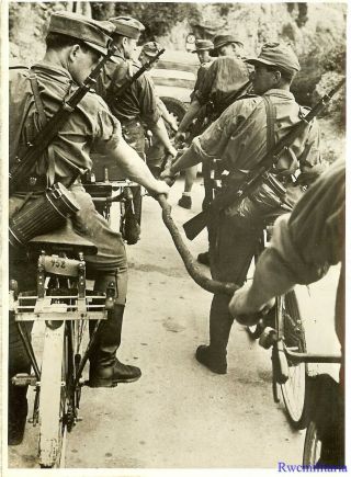 Press Photo: Best Wehrmacht Radfahrer Bicycle Infantry Truppe; Italy 1944