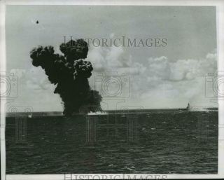 1944 Press Photo Black Smoke Marks Sinking Of Japanese Vessel Blasted By Us Ship