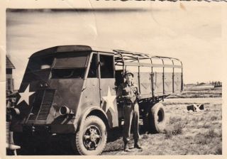 Wwii Snapshot Photo Gi Driver & Unusual Us Army Truck In Europe Eto 58