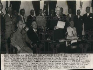 1945 Press Photo President Truman Reads Japanese Wwii Surrender Letter In Dc