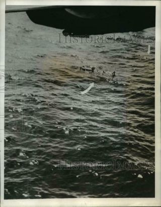 1943 Press Photo Survivors Of A Bombed German U - Boat Float In The Water