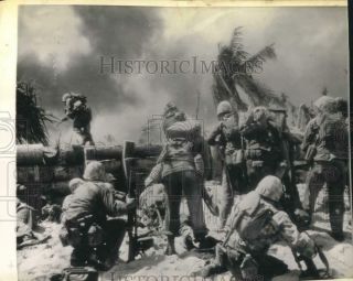 1943 Press Photo Marine Soldiers Climb Barricade At Tarawa Island - Tux08428