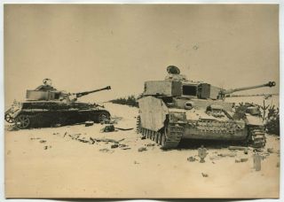 Russian Wwii Press Photo: Destroyed German Panzer Iv Tanks On A Battlefield