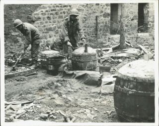 1945 Press Photo Us Soldiers Of The 5th Army Make Concrete Ball Bombs In Italy