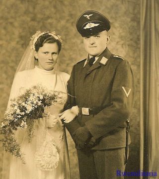 Port.  Photo: Newly Married Studio Pic Luftwaffe Gefreiter Posed W/ His Bride