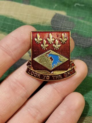 Us Army 387th Anti Aircraft Artillery Aresta Dui Crest Pin