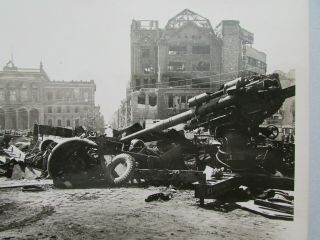 WWII German Press Photo May 1945 Wrecked 88mm Flak Gun Berlin 2