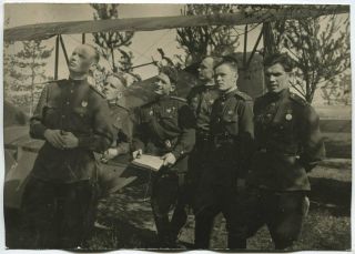 Wwii Press Photo: Group Of Russian Air Force Pilots With Po - 2 Biplane Aircraft