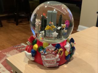 2001 Macys Thanksgiving Day Parade Snow Globe 75th Anniversary - With Twin Towers