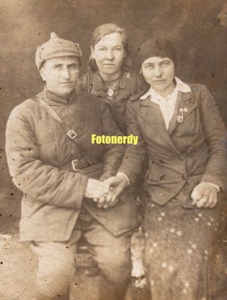 Pre Wwii Era Soviet Russian Red Army Soldier With His Family Sister W/ Badge R3