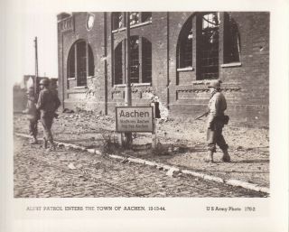 Wwii Us Army Photo Street Fighting Patrol Entering Aachen Germany 52