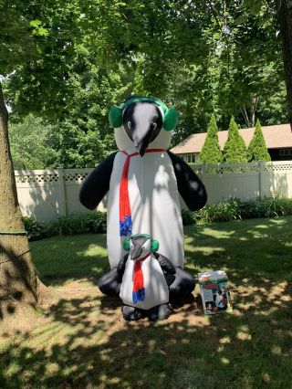 Gemmy Airblown Inflatable 8ft Christmas Penguin Family