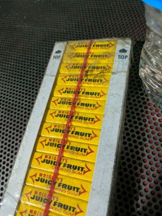 Vintage Wrigley ' s Juicy Fruit Chewing Gum,  20 Packs In The Vending. 3
