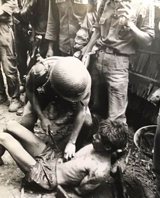 Press Photo Vietnam War 1966 Arvn Soldiers Vc Tortured Vinh Binh 8x10”