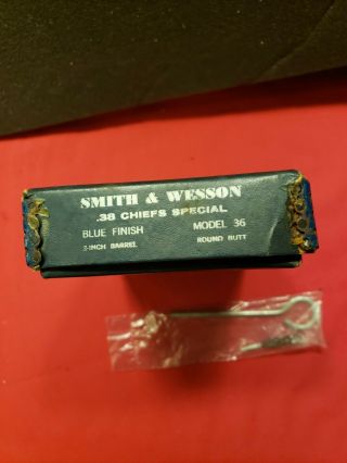 Vintage Smith and Wesson 38 Chiefs model 36 gun box 3
