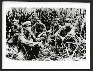 " Heroic Soldier " Ak47 Gun China Pla Chinese Army Vietnam War Press Photo (16)