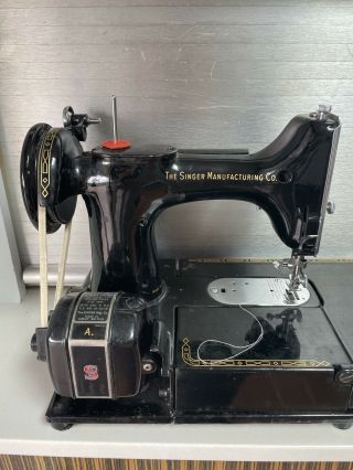 Vintage SINGER 222K FEATHERWEIGHT Sewing Machine With Portable Case 2