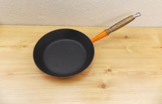 Vtg Le Creuset 24 9.  5 " Enamel Cast Iron Orange Skillet Frying Pan Wood Handle