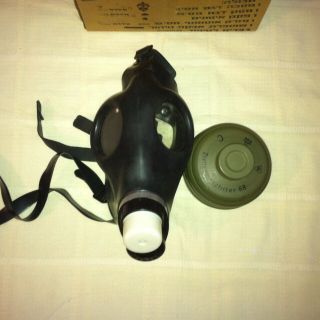 Unuseded Israeli Gas Mask W/ Filter Canister,  Adult Medium,  With Instructions,