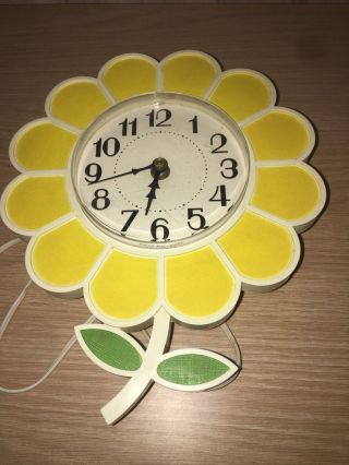Vintage Retro Spartus Electric Plastic Daisy Flower Clock Yellow Flower Grn Stem