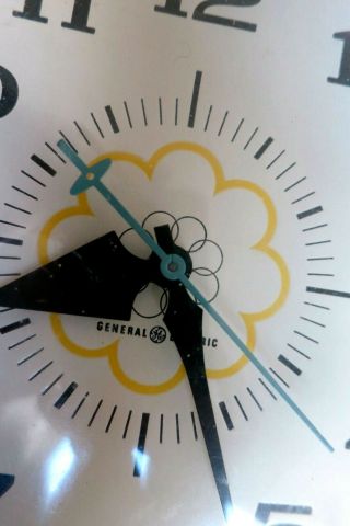 Vtg GE General Electric Yellow Daisy Flower Electric Wall Clock Kitchen 2