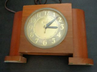United Clock Corp.  Art Deco Circa 30s - 40s Wooden Mantle Electric Clock 9.  5 X 6.  5