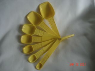 Vtg.  Tupperware 7 Pc.  & Ring Yellow Nesting Measuring Spoon Set