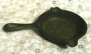 Vintage " Wagner Ware " 1050 Mini Cast Iron Frying Pan Ashtray Skillet Double Spout