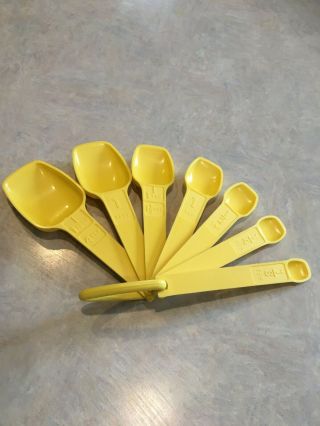 Vintage Tupperware Measuring Spoons Yellow - Set Of 7 -