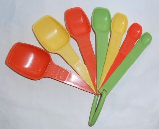 Vintage Tupperware Mixed Colors Measuring Spoons Complete 7,  Ring