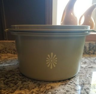 Vintage Tupperware Avocado Olive Green Round Cake Taker Keeper Carrier 684 /683