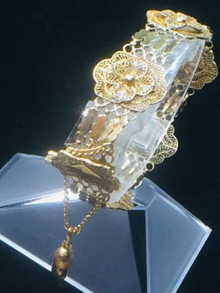 Elegant 18K yellow gold Filigree Laurel border Acorn charm bracelet.  7 