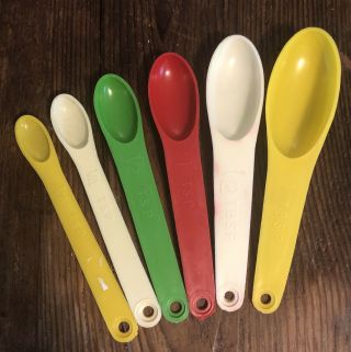 Vintage Hong Kong Plastic Measuring Spoons Set 1/8 Tsp - Tbsp Yellow White Red
