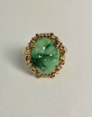 Vintage 14k Yellow Gold Ring W/ A Carved Apple Green Jade Stone,  Size 6.  25,  5.  2g