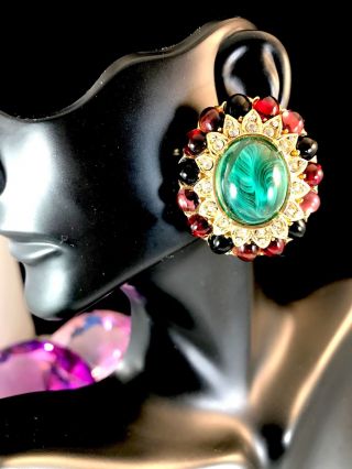 Finest Ciner Emerald Swirl Gripoix Cabochon Moghul Jewel Of India Clip Earrings