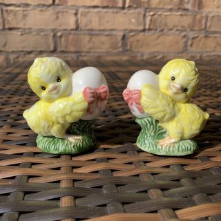 Chick With Egg Salt And Pepper Shakers Anthropormorphic Easter Spring Vtg Look