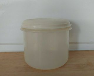 Rubbermaid 9 Tall,  Round 10 Cups Container W/ Lid