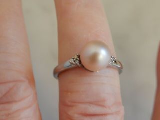 An Exceptional 9 Ct White Gold Pink Cultured Pearl And Diamond Ring