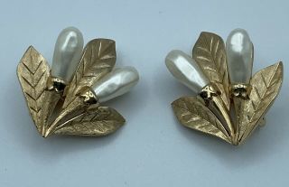 Vintage Crown Trifari Faux Baroque Pearls Floral Clip On Earrings