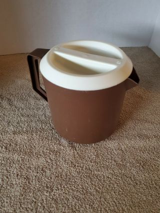 Vintage Brown Rubbermaid 1 - 1/2 Quart Pitcher With White Strainer Lid J - 2745