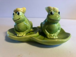 Vintage Japan Green Frogs On Lily Pads Ceramic Salt & Pepper Shakers