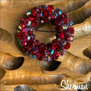 Sherman “wreath” Brooch Siam/light Siam/light Siam Ab.