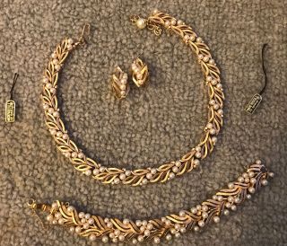 Vintage Trifari Jewlery Set Gold Toned Necklace Bracelet Earings