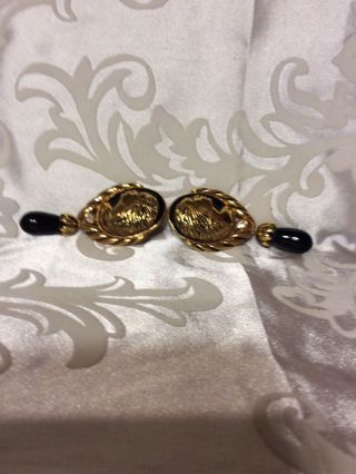 Vintage 1994 Coreen Simpson For Avon Gold Tone Cameo Earrings Signed. 3