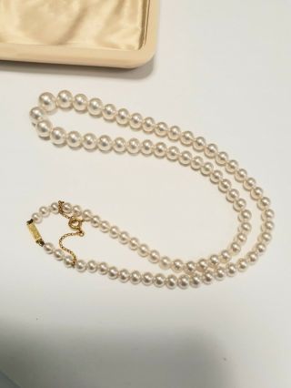AN BOXED 1950 ' s SIMULATED PEARL NECKLACE WITH 9ct GOLD CLASP BY CIRO 2
