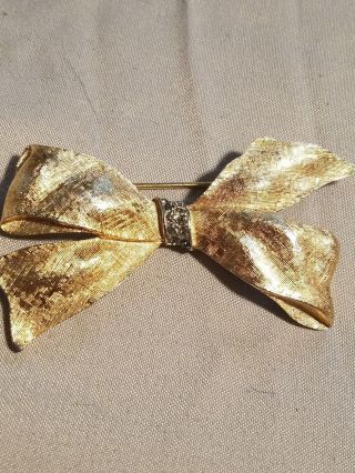 Vintage crown trifari brooch / pin ribbon gold tone with rhinestone center 2