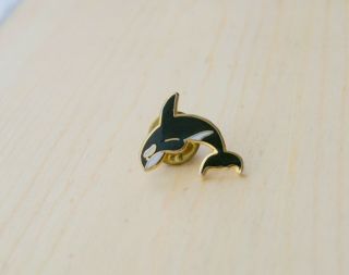 Orca Killer Whale Black White Gold Tone Metal Enamel Lapel Hat Pin Pinback