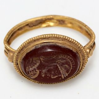 Ancient Roman Gold Seal Ring With Red Stone & Depiction Soldier Ca 100 - 400