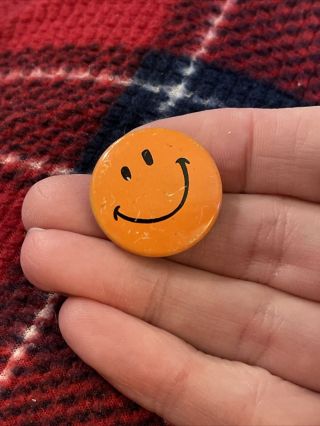 Vintage Small Orange Smiley Face Round Button Lapel Pin (gw17)