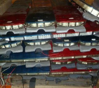 One Pallet Of 24 Vintage Federal Signal Legend 44 " Led Lightbar With Feet